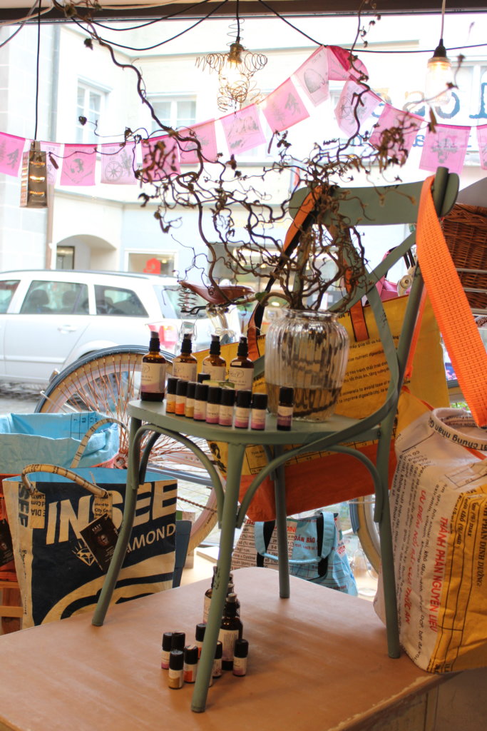 Cafébereich bei Tante Lose, während Coronazeiten als Verkaufsbereich dekoriert