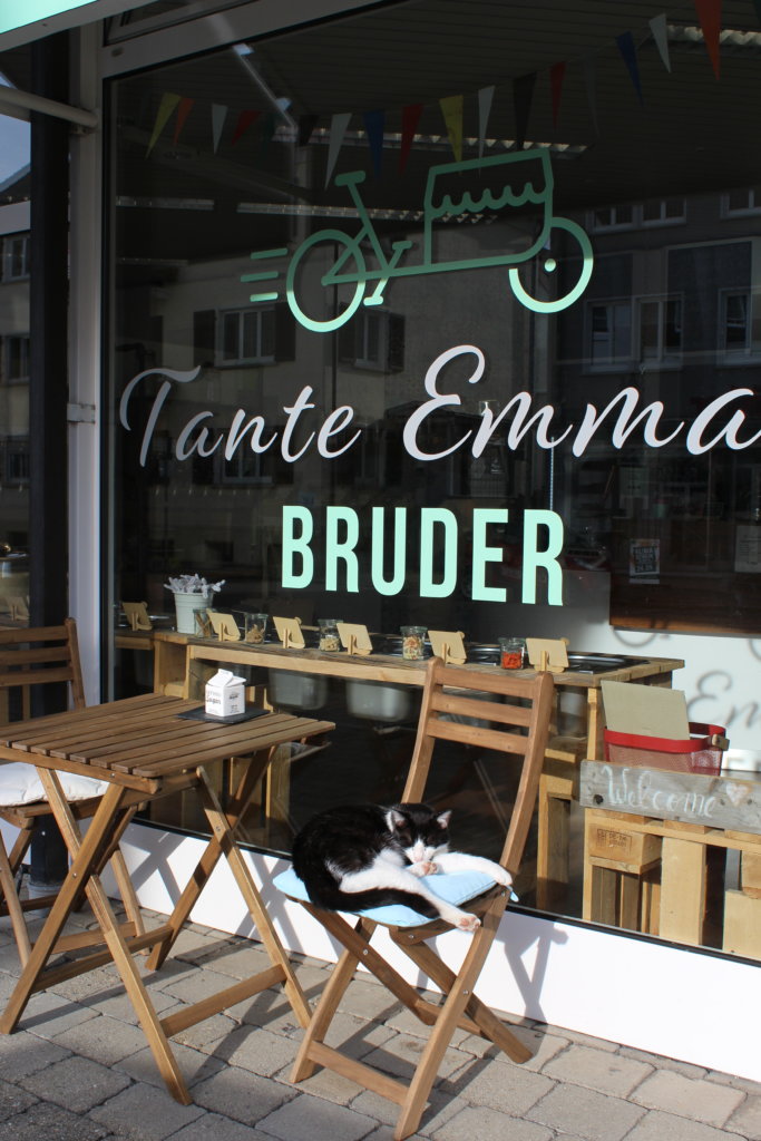 Schaufenster und Caféecke bei Tante Emmas Bruder in Friedrichshafen viele kleine dinge