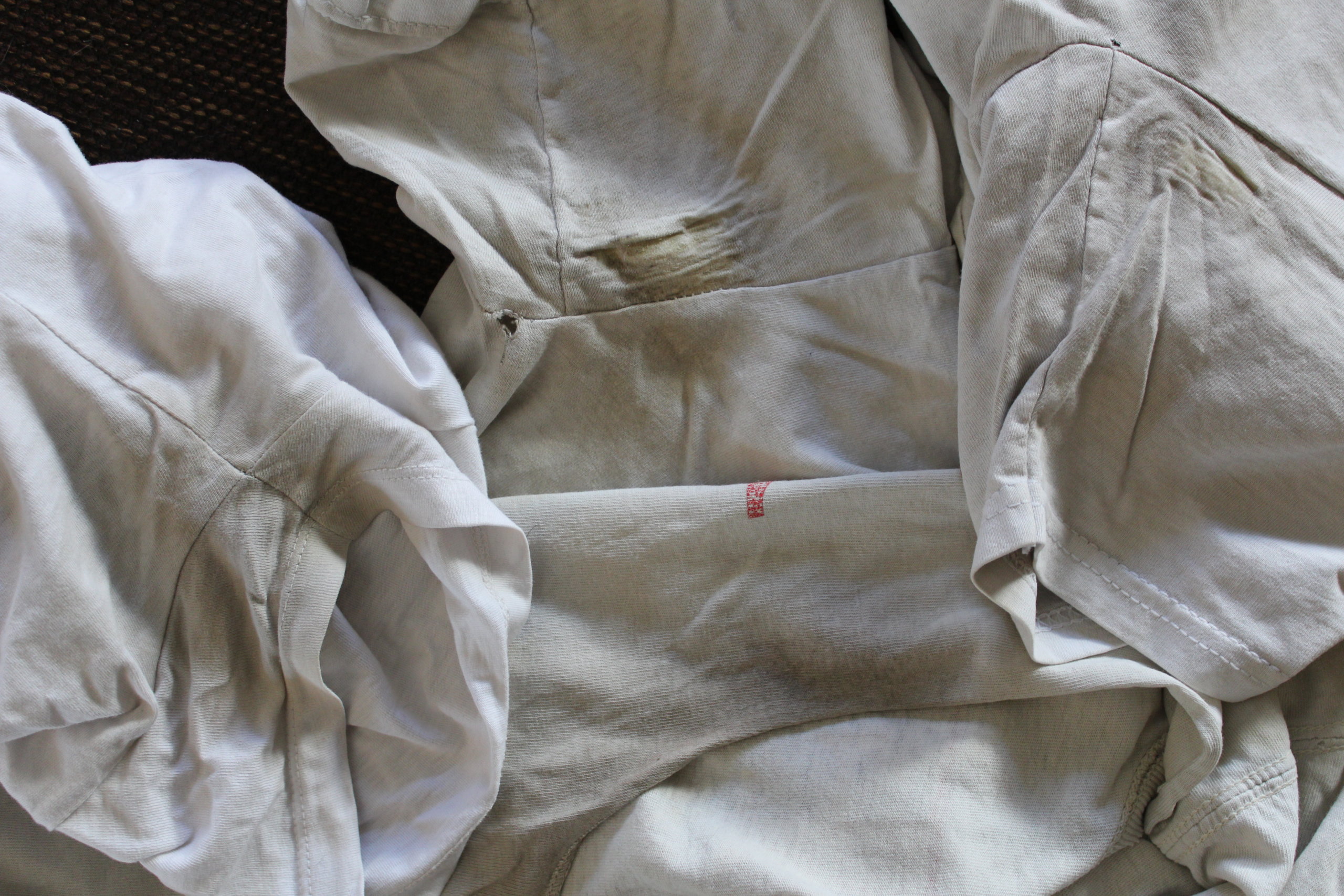 Flecken aus weißer Wäsche entfernen viele kleine dinge