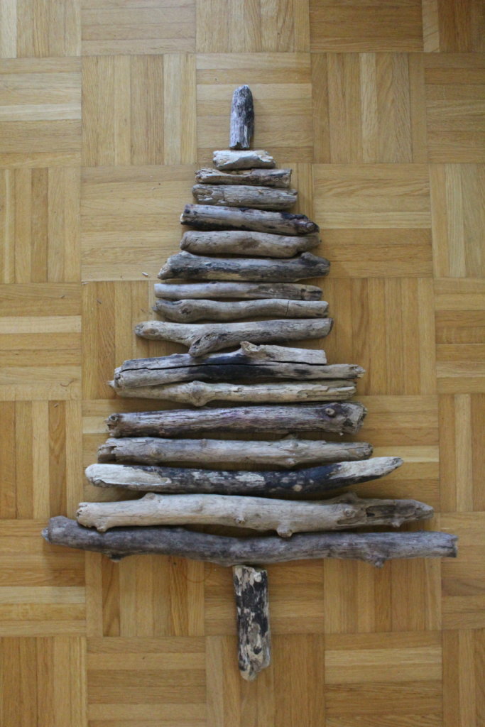 Hölzer nach Größe auslegen für den DIY Weihnachtsbaum aus Treibholz viele kleine dinge
